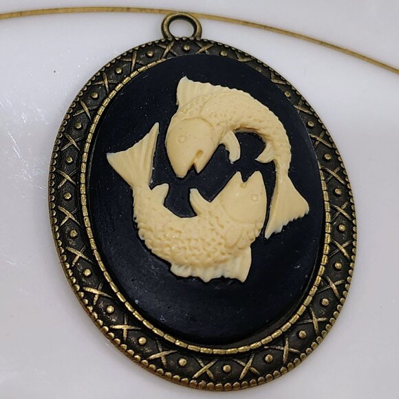 Vtg & MOD Double Fish Cameo Pendant Antique Gold Tone Black Lucite Pisces Zodiac - Picture 1 of 7